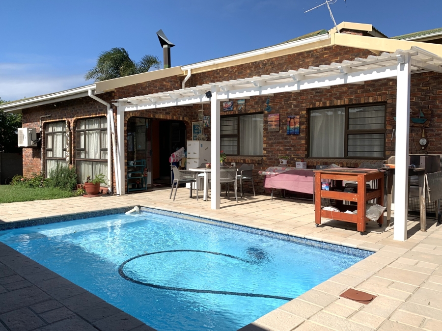 4 Bedroom Property for Sale in Wavecrest Eastern Cape